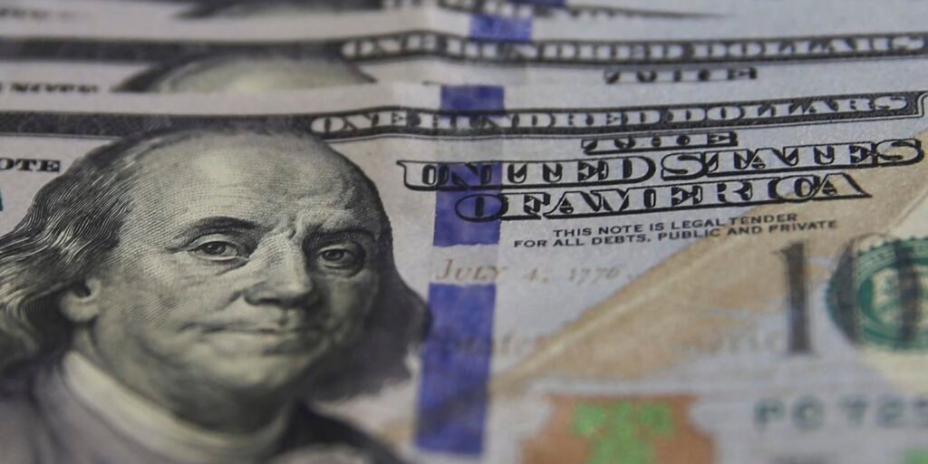dolar-cai-pela-setima-vez-seguida-e-fecha-em-r$-5,64