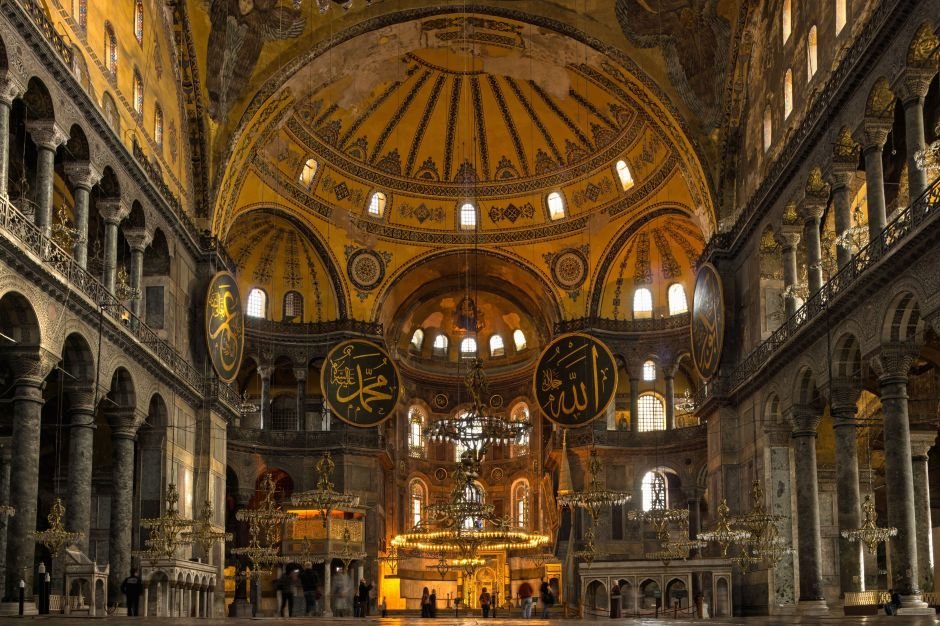 hagia-sophia:-mesquita-de-1.600-anos-resistiu-a-queda-de-imperios;-conheca