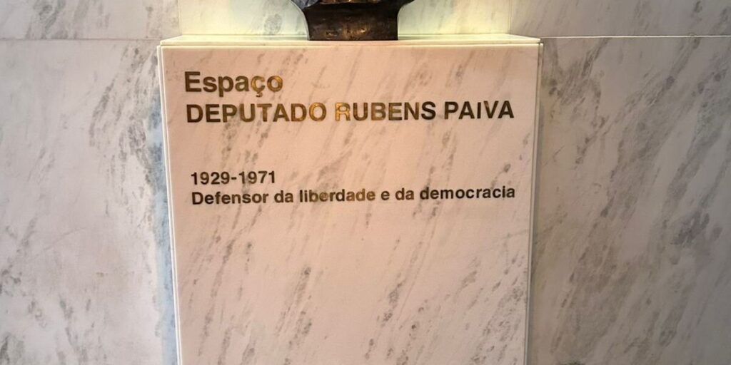 ato-contra-pl-da-anistia-e-realizado-em-frente-a-busto-de-rubens-paiva
