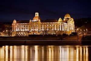 famoso-hotel-em-budapeste-e-restaurado-apos-virar-reliquia-decadente