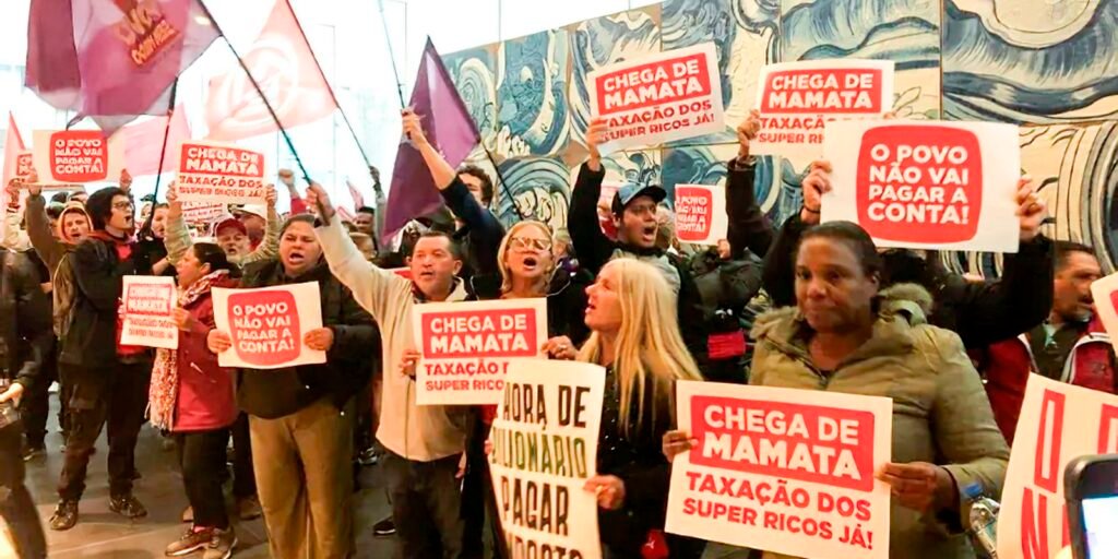 povo-sem-medo-e-mtst-fazem-ato-pela-taxacao-de-bilionarios