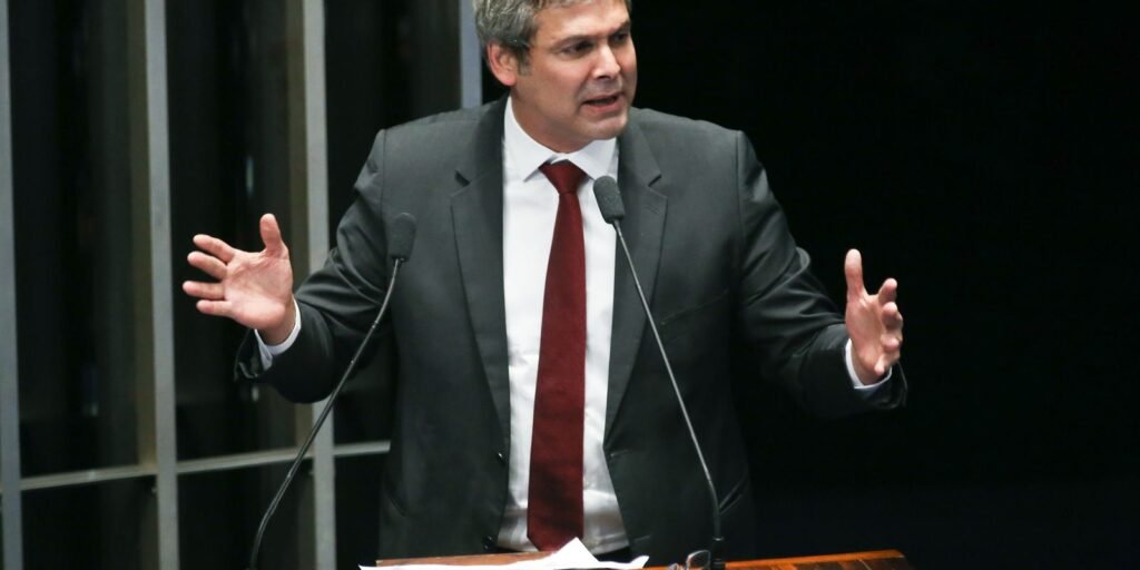 lider-do-pt-na-camara-diz-que-tarifas-de-trump-sao-ataque-a-democracia