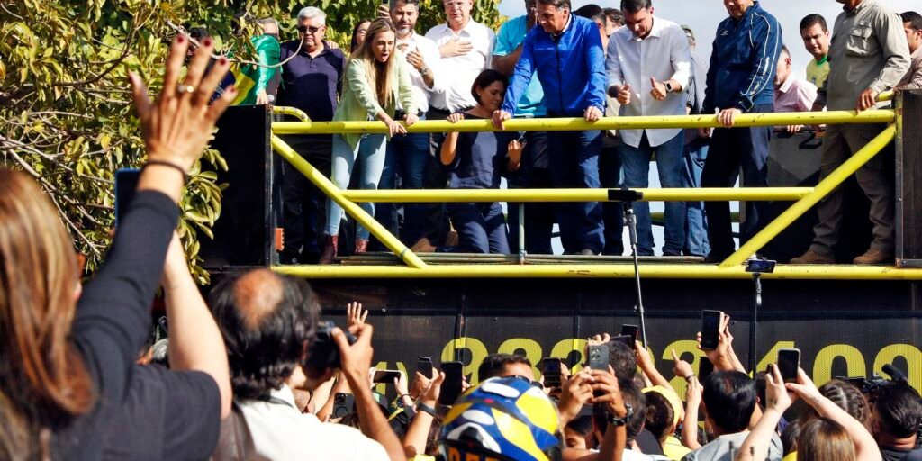 de-tornozeleira,-bolsonaro-participa-de-motociata-em-brasilia