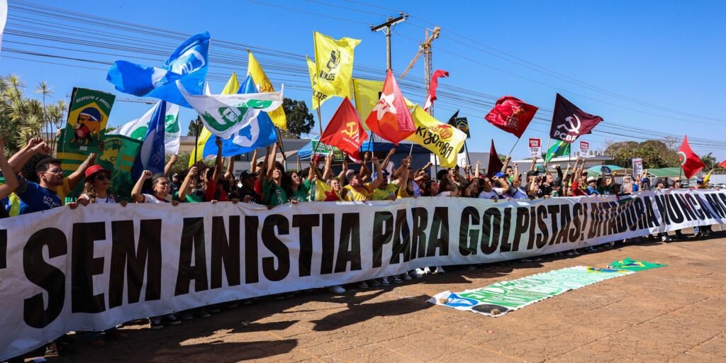 em-ato-pro-soberania,-manifestantes-queimam-bandeira-e-boneco-de-trump