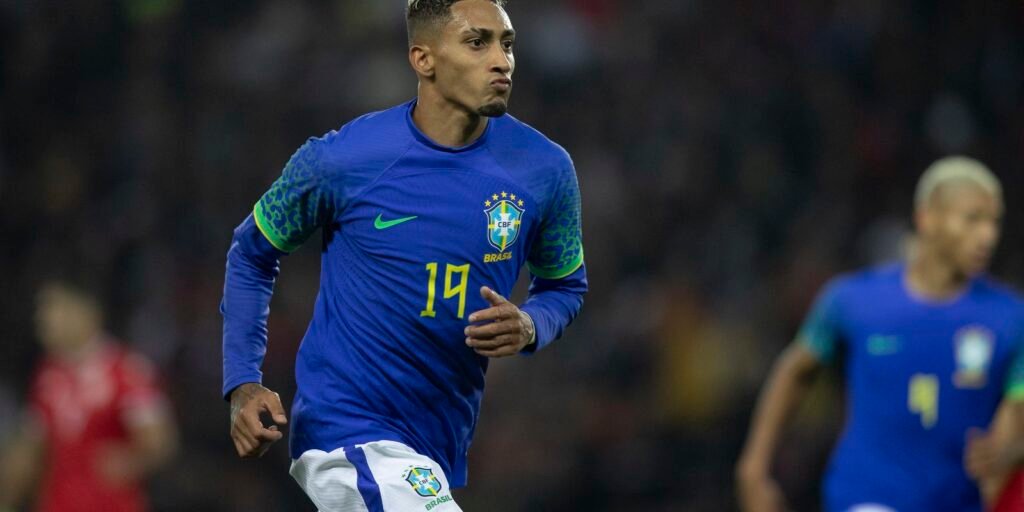 raphinha-e-vinicius-junior-sao-indicados-ao-premio-bola-de-ouro