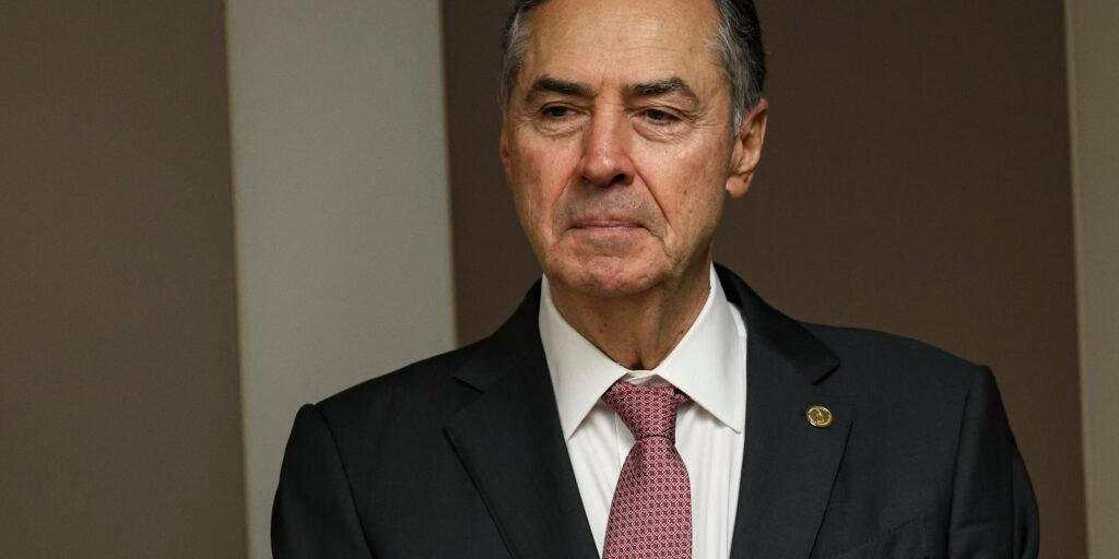nao-tem-relacao-com-sancoes-dos-eua,-diz-barroso-sobre-saida-do-stf