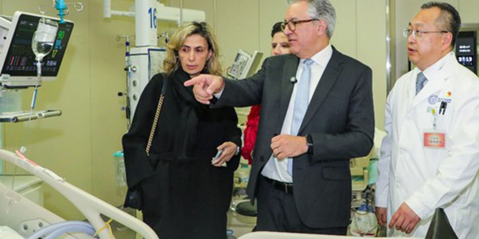 padilha-visita-modelo-de-hospital-inteligente-na-china