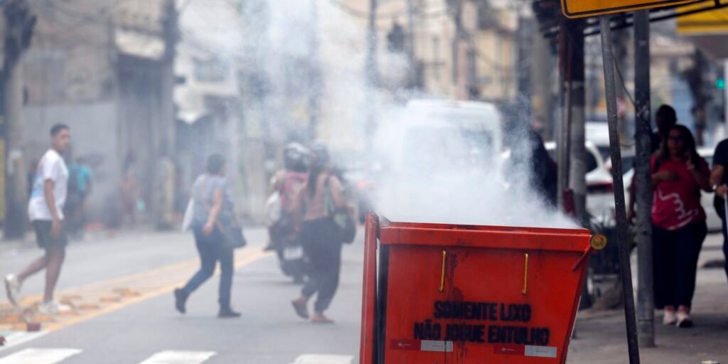 moradores-retiram-cerca-de-50-corpos-em-area-de-mata-apos-operacao