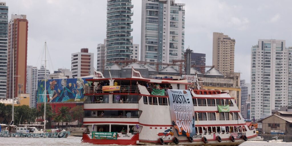 belem:-barqueata-na-baia-de-guajara-marca-inicio-da-cupula-dos-povos