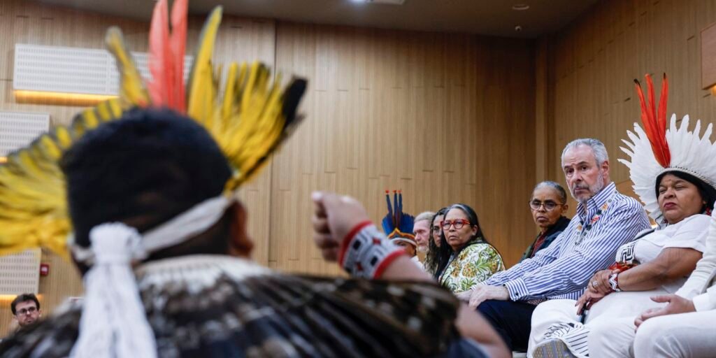 apos-protesto,-mundurukus-sao-recebidos-por-lago,-guajajara-e-marina