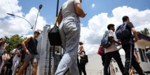 no-df,-candidatos-do-enem-chegam-cedo-sob-sol-forte-e-ansiedade