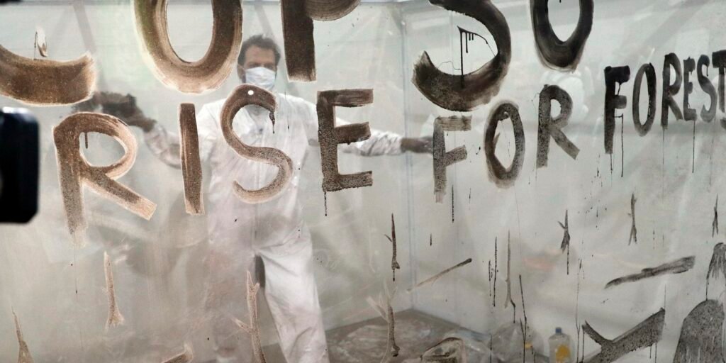 “cinzas-da-amazonia”-sao-usadas-em-performance-de-arte-na-cop30