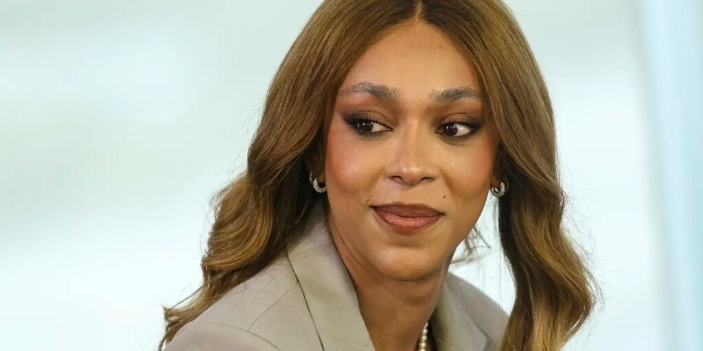 erika-hilton-acusa-nikolas-ferreira-de-usar-celular-perto-de-bolsonaro