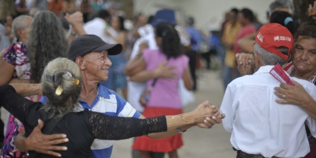 expectativa-de-vida-no-pais-sobe-para-76,6-anos,-a-maior-ja-registrada