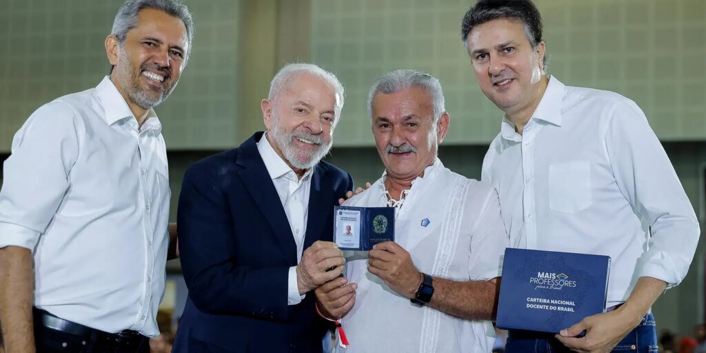 lula-entrega-carteiras-de-docente-a-professores-do-ceara