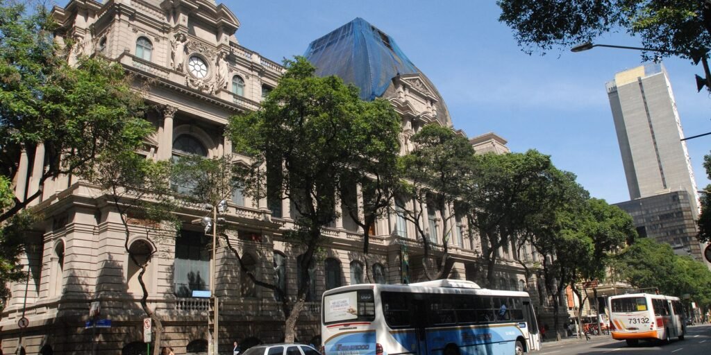 mnba-inaugura-exposicao-que-transforma-tapumes-em-galeria-a-ceu-aberto