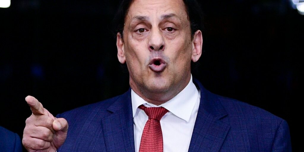 ex-advogado-de-bolsonaro-e-condenado-por-injuria-racial