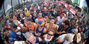 com-disposicao-e-alegria,-corredores-anonimos-agitam-a-sao-silvestre