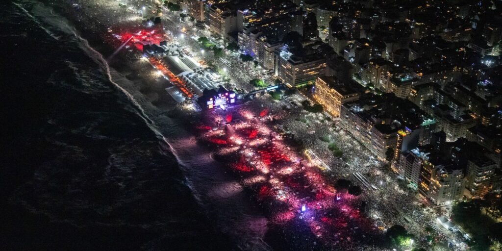 comlurb-recolhe-1,2-toneladas-de-lixo-das-praias-do-rio-no-reveillon