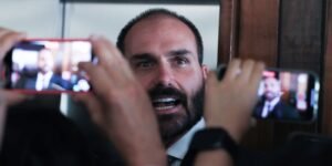 pf-determina-retorno-imediato-de-eduardo-bolsonaro-a-cargo-de-escrivao