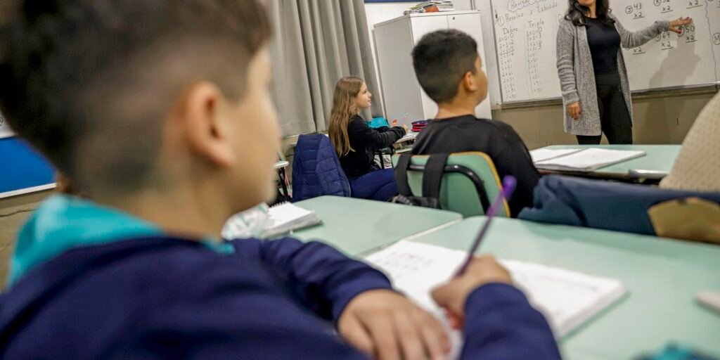 cnte-comemora-reajuste-do-piso-do-magisterio;-prefeitos-contestam