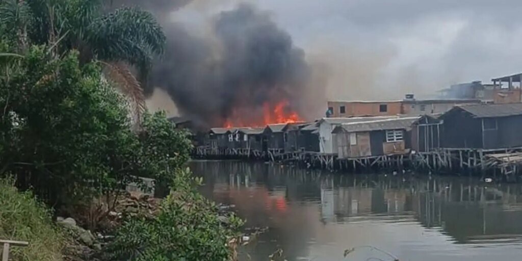 incendio-destroi-sete-barracos-no-dique-da-vila-gilda,-em-santos