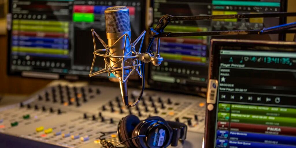 radio-mec-e-nacional-tem-crescimento-historico-de-audiencia-em-2025