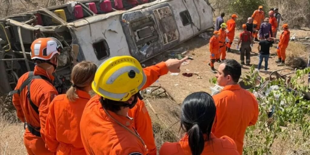 onibus-que-capotou-e-deixou-15-mortos-em-alagoas-estava-irregular