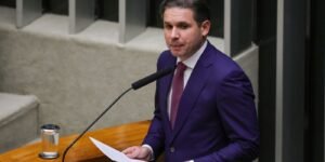 decisao-de-flavio-dino-sobre-penduricalhos-foi-“feliz”,-diz-hugo-motta