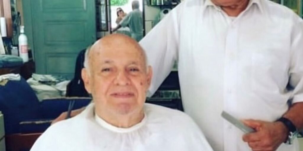 morre-o-barbeiro-que-moldou-o-topete-do-rei