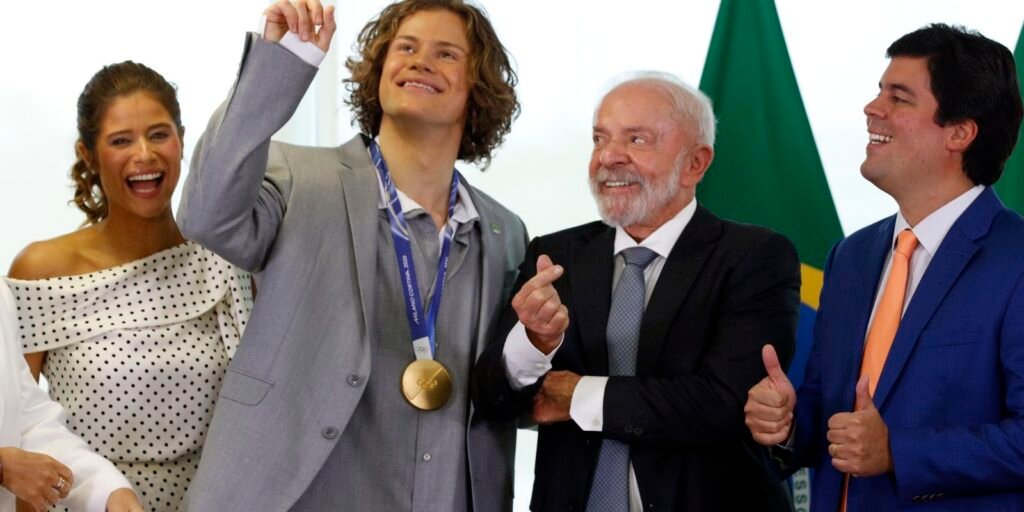 lula-recebe-lucas-pinheiro,-medalha-de-ouro-nos-jogos-de-inverno