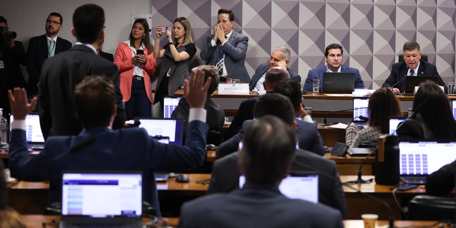 cpmi-do-inss-aprova-convocacao-de-cunhado-e-ex-namorada-de-vorcaro