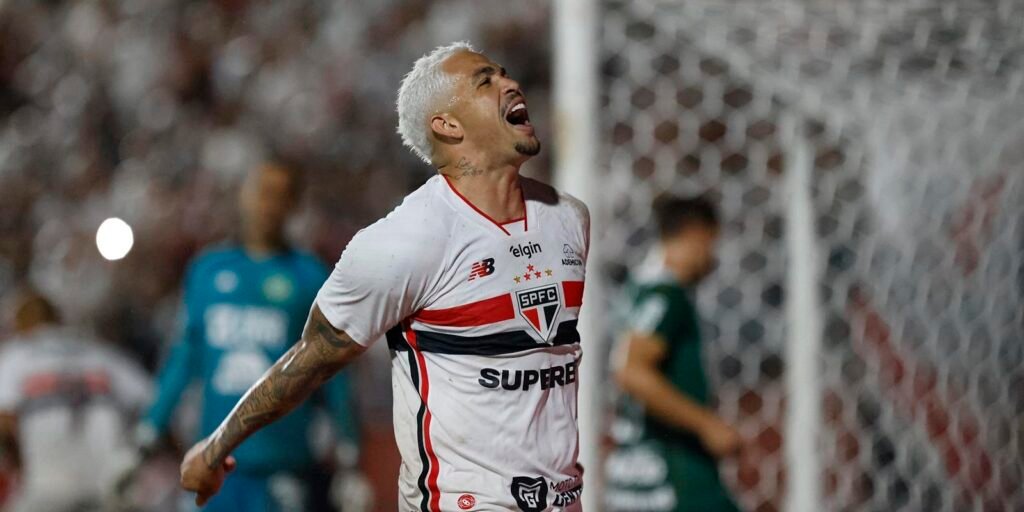 sao-paulo-vence-chapecoense-e-assume-lideranca-isolada-do-brasileiro