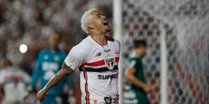 sao-paulo-vence-chapecoense-e-assume-lideranca-isolada-do-brasileiro