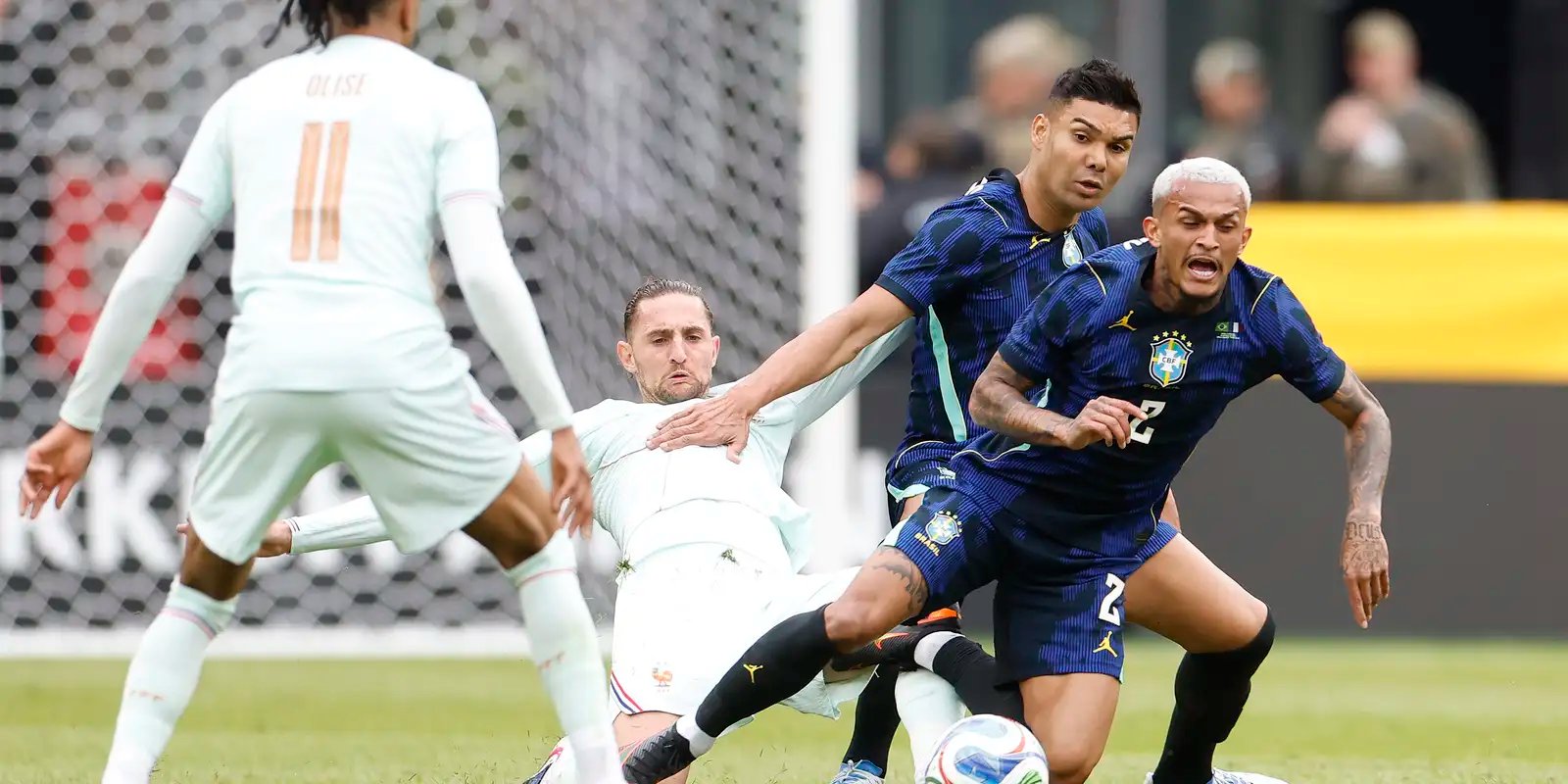 brasil-joga-mal-e-perde-de-2-a-1-para-a-franca-nos-eua