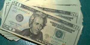 apesar-de-guerra,-dolar-cai-1,27%,-e-bolsa-sobe-3%-na-semana