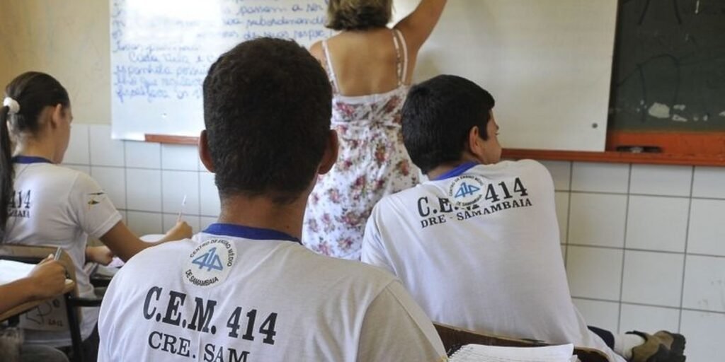 pe-de-meia-reduz-abandono-escolar-no-ensino-medio-em-43%-em-dois-anos