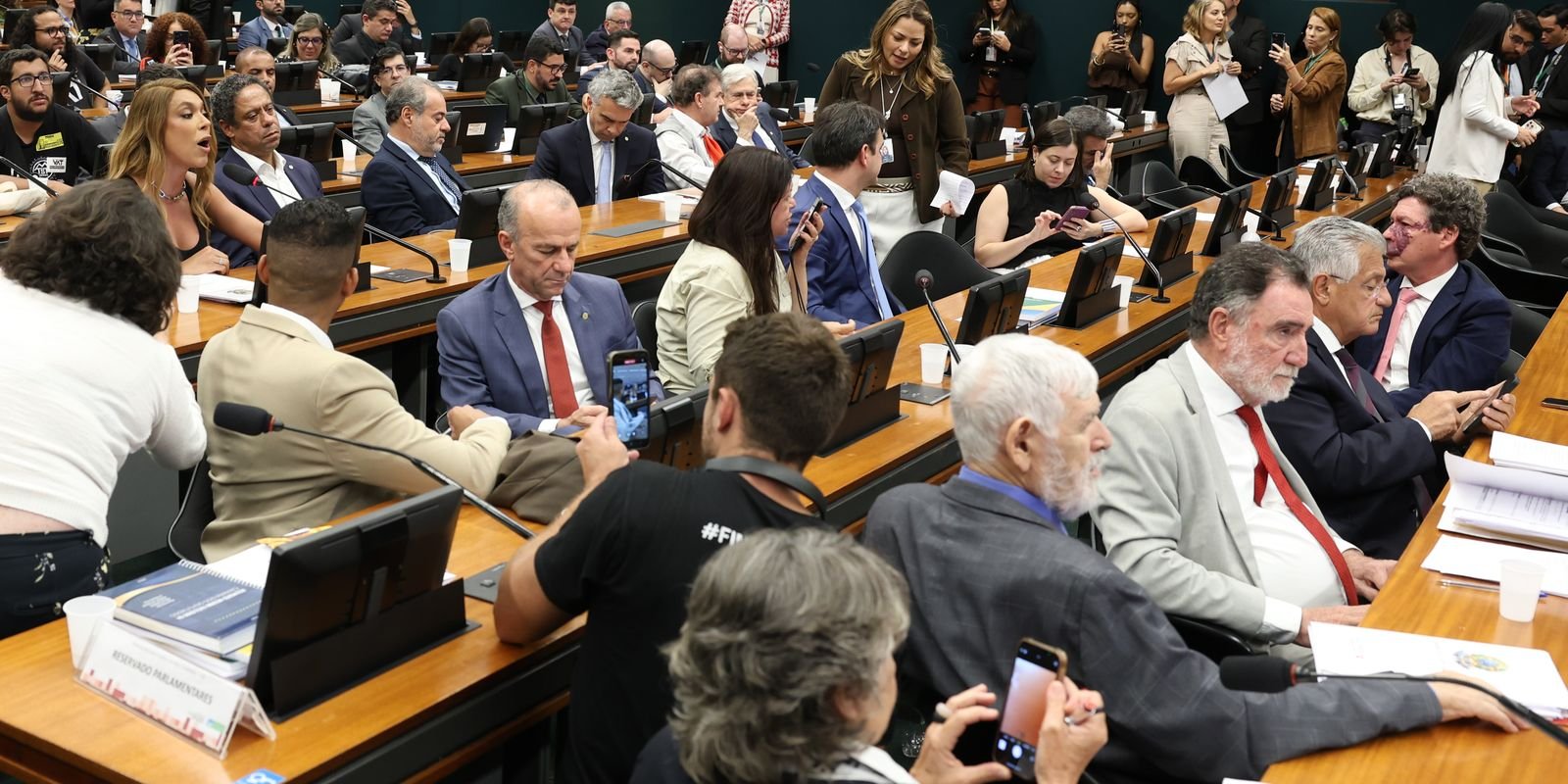 pedido-de-vista-adia-votacao-da-pec-do-fim-da-6×1-na-ccj-da-camara