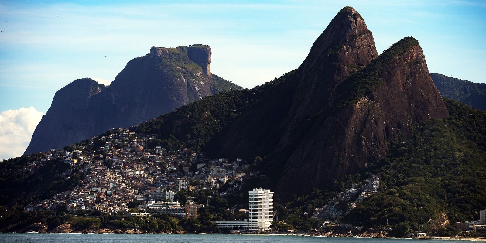 operacao-policial-deixa-visitantes-“ilhados”-em-cartao-postal-do-rio