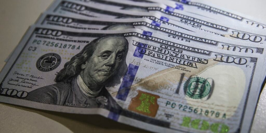dolar-cai-para-r$-4,95-e-fecha-no-menor-valor-em-dois-anos