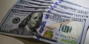 dolar-cai-para-r$-4,95-e-fecha-no-menor-valor-em-dois-anos