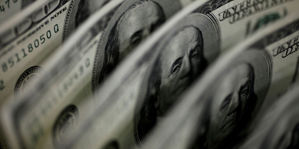 dolar-cai-a-r$-4,91-e-fecha-no-menor-valor-em-27-meses