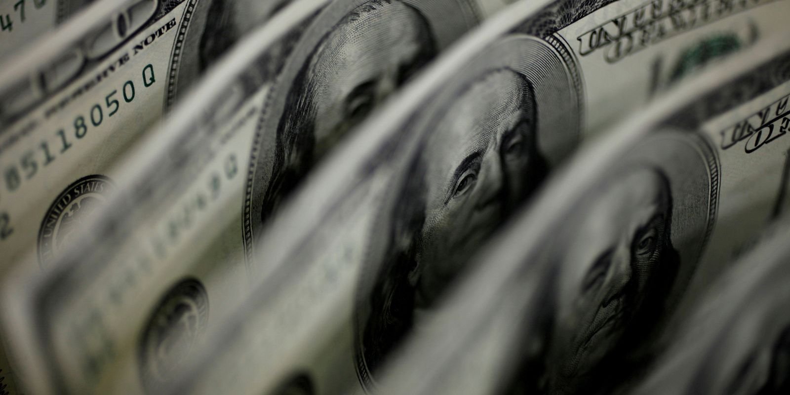 dolar-cai-a-r$-4,91-e-fecha-no-menor-valor-em-27-meses