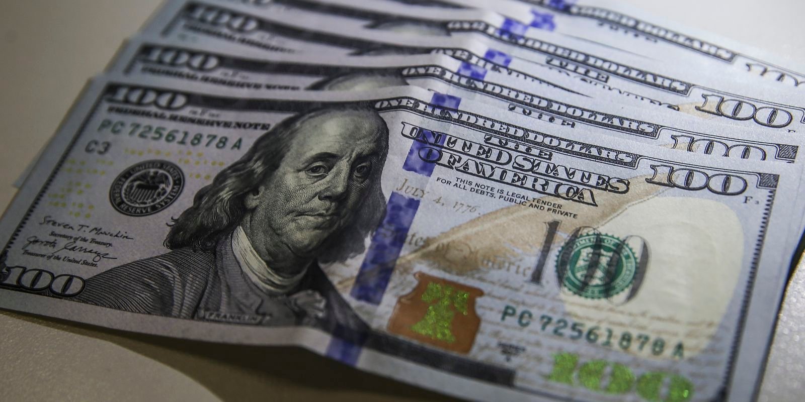 dolar-fecha-abaixo-de-r$-4,90-pela-primeira-vez-em-28-meses