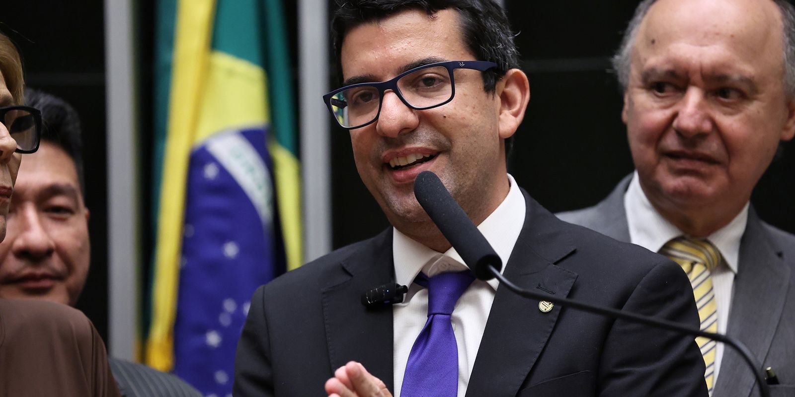 pf-mira-deputado-do-rj-e-fraudes-em-contratos-de-r$-200-milhoes 