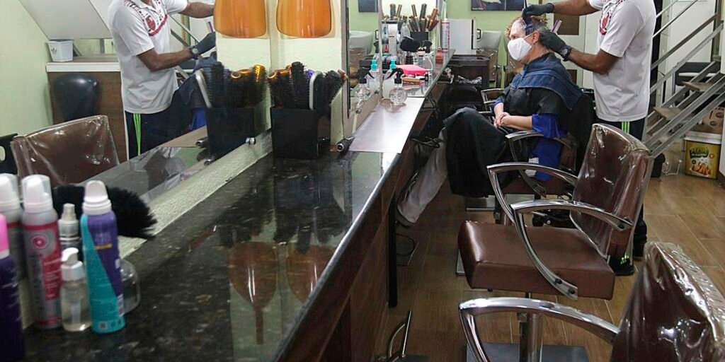 ibge:-setor-de-servicos-recua-1,2%-em-marco