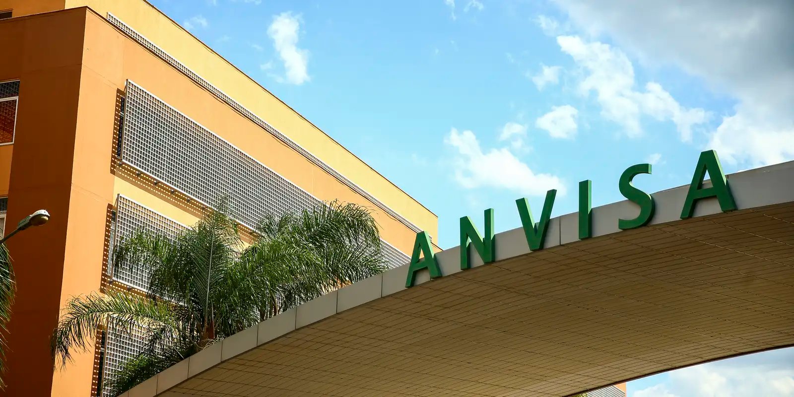 anvisa-suspende-lote-de-medicamentos-para-hipertensao-e-cancer-de-mama