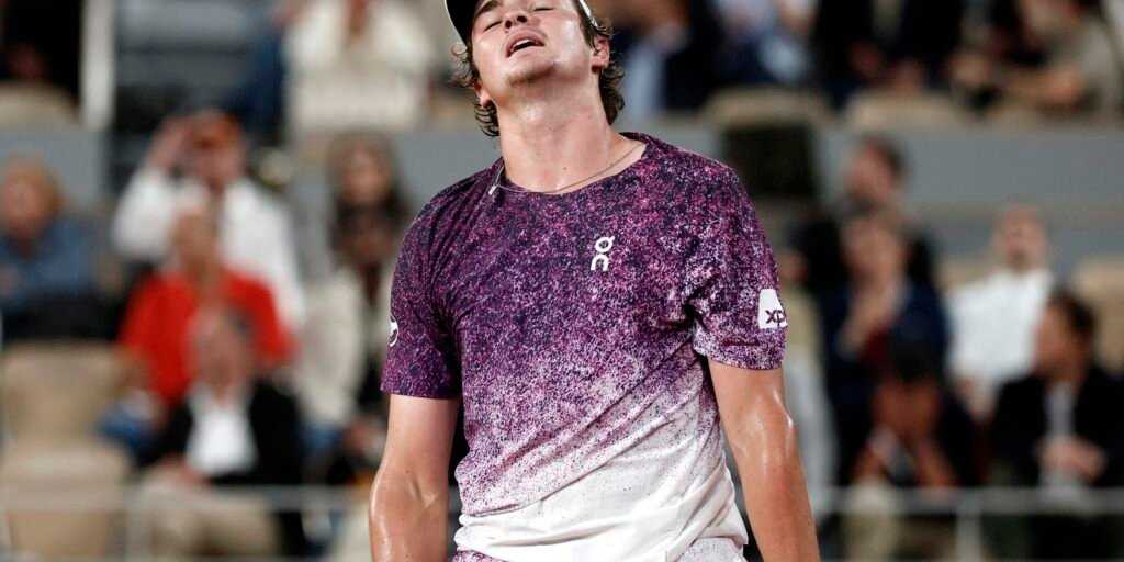 joao-fonseca-luta,-mas-da-adeus-a-roland-garros-apos-reves-para-mensik