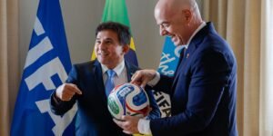 ministro-do-esporte-entrega-marco-regulatorio-da-copa-feminina-a-fifa