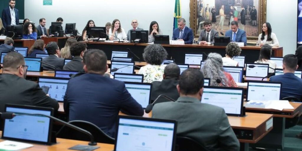 deputados-votam-reducao-da-maioridade-penal-em-comissao  